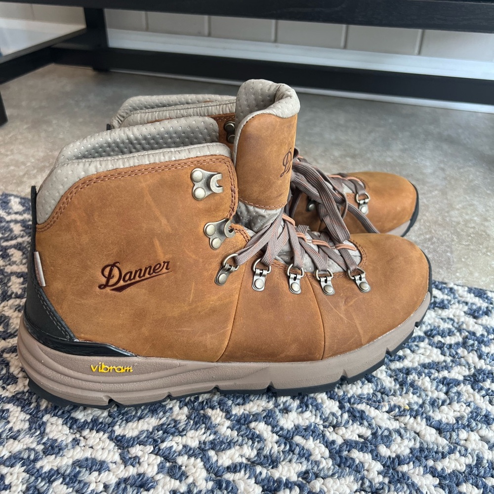 NWOT Danner Women’s Mountain 600 4.5” Rich Brown Boots